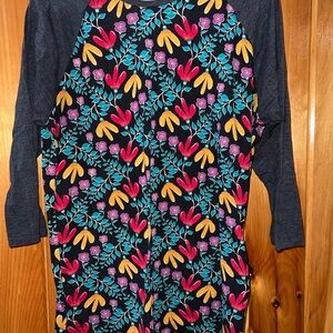 LulaRoe Raglan 3/4 top.